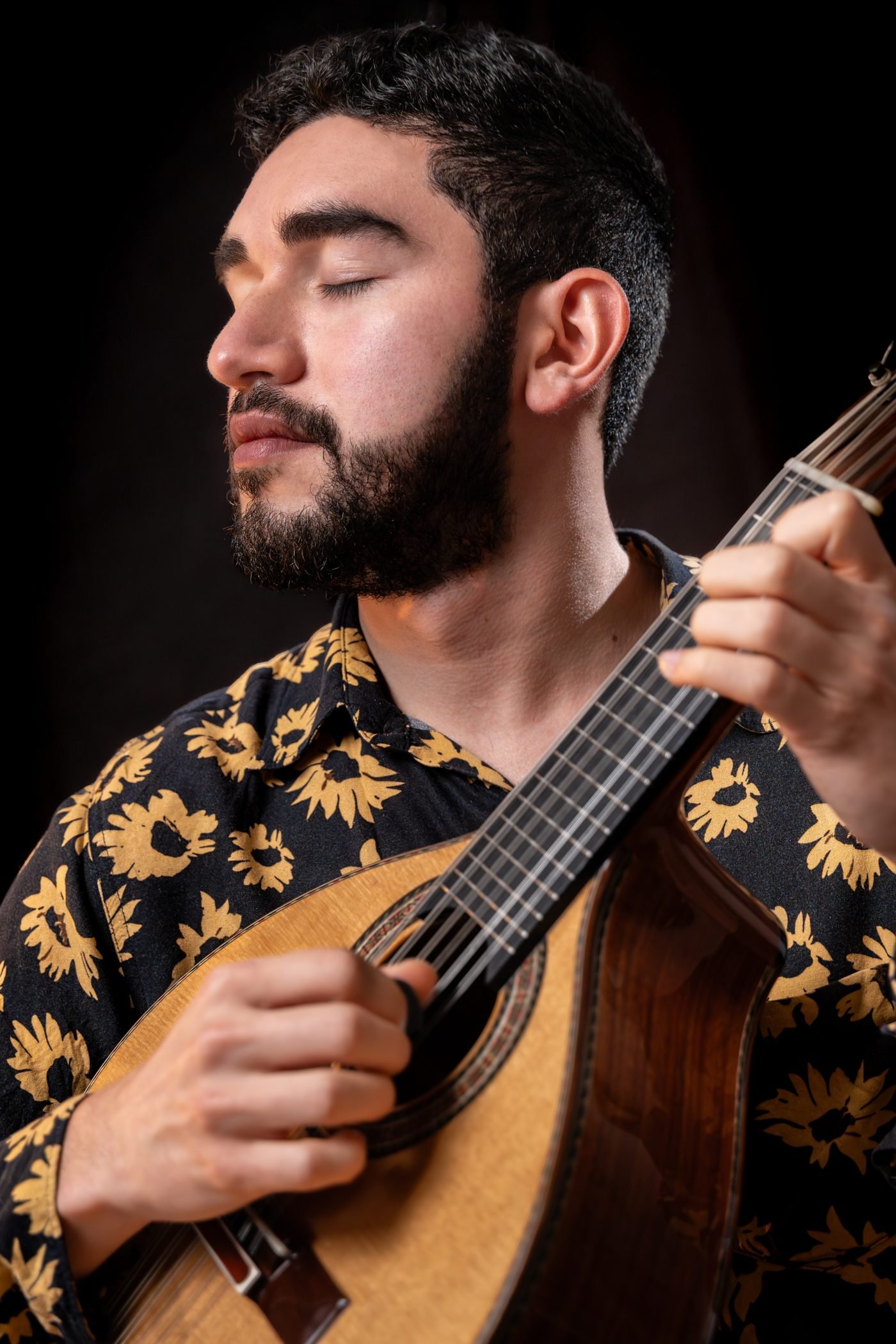 Brayan Ruiz tocando bandola colombiana
