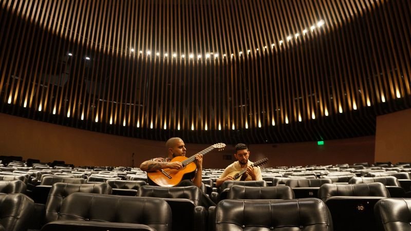 Brayan Ruiz y David Valencia tocando en una sala de conciertos vacía