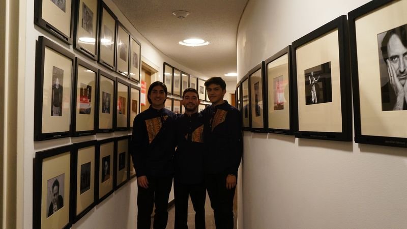 Plenilunio Trío en el pasillo de camerinos antes de un concierto