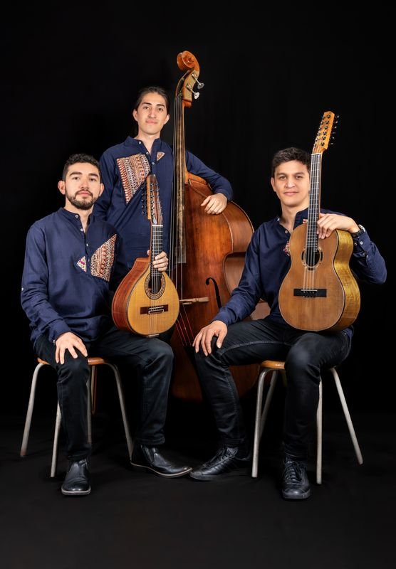 Retrato de Plenilunio Trío en estudio, con camisas azules y sus instrumentos