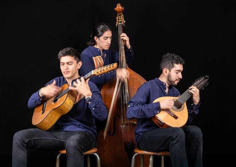 Plenilunio Trío tocando bandola, contrabajo y tiple en estudio