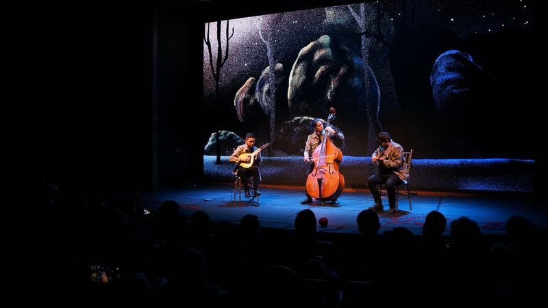 Plenilunio Trío en concierto con una escena nocturna proyectada